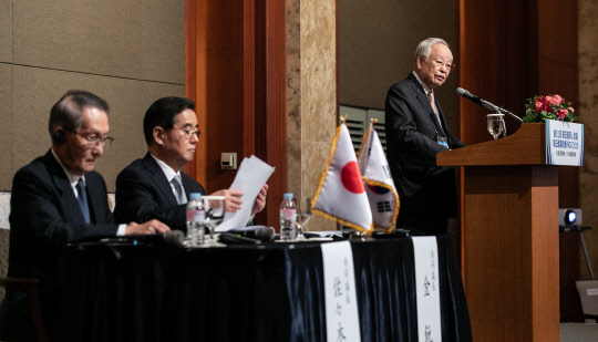 24일 서울 중구 을지로 롯데호텔에서 열린 51회 한일경제인회의에서 손경식 한국경영자총협회장이 기조연설을 하고 있다. 왼쪽부터 사사키 미키오 일한경제협회장, 김윤 한일경제협회장, 손 회장.  박동욱기자 fufus@